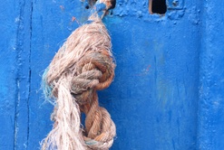 C'EST UNE MAISON BLEUE