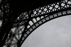 LEVER DE RIDEAU SUR  LE 1ER ETAGE DE LA TOUR EIFFEL