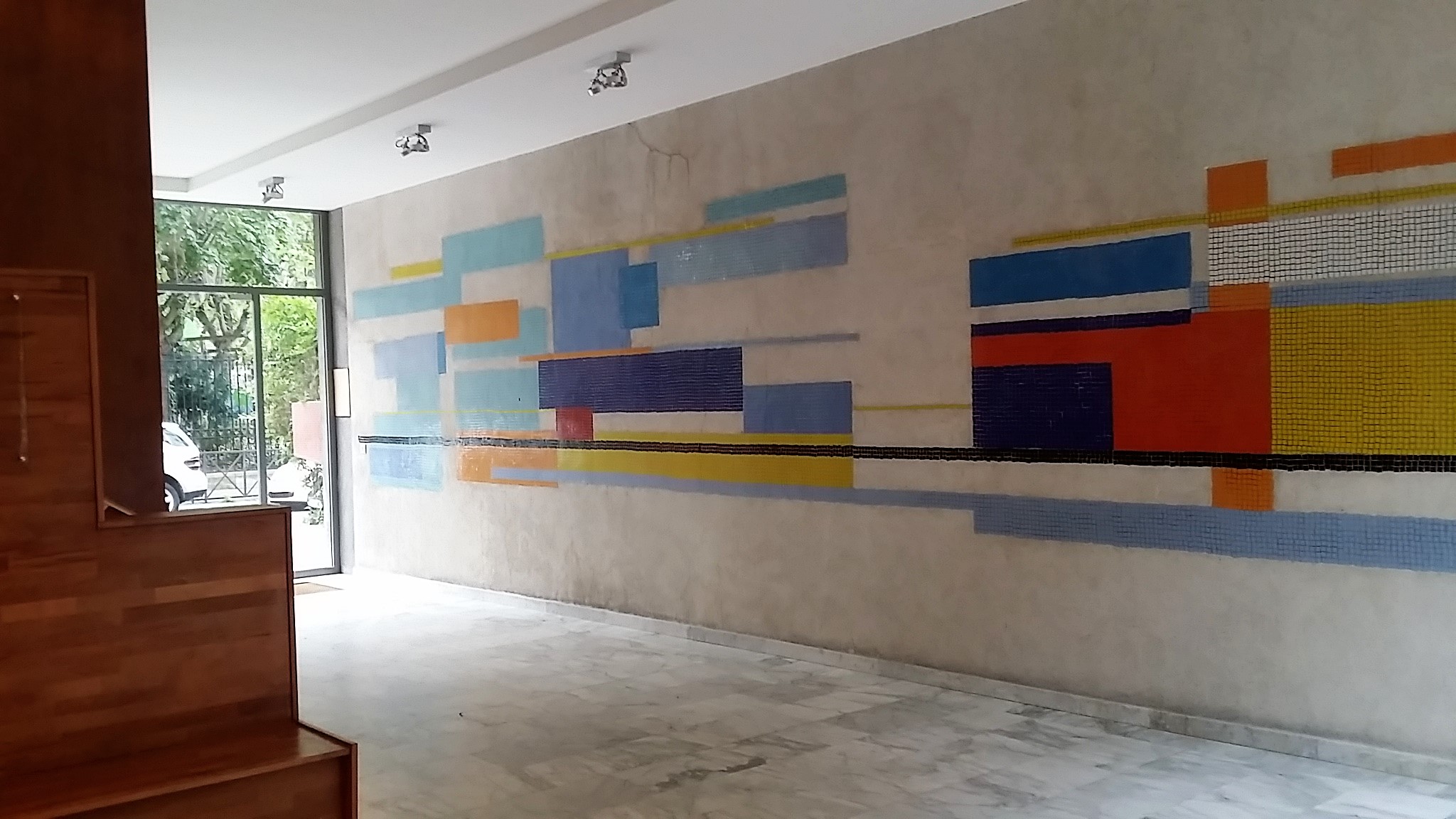 dans le hall