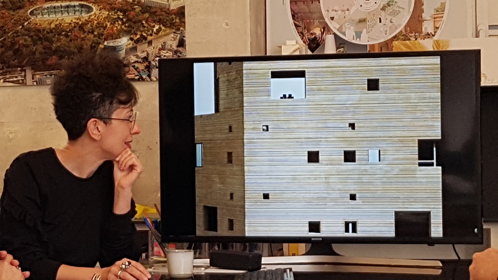 Lina explique la façade
