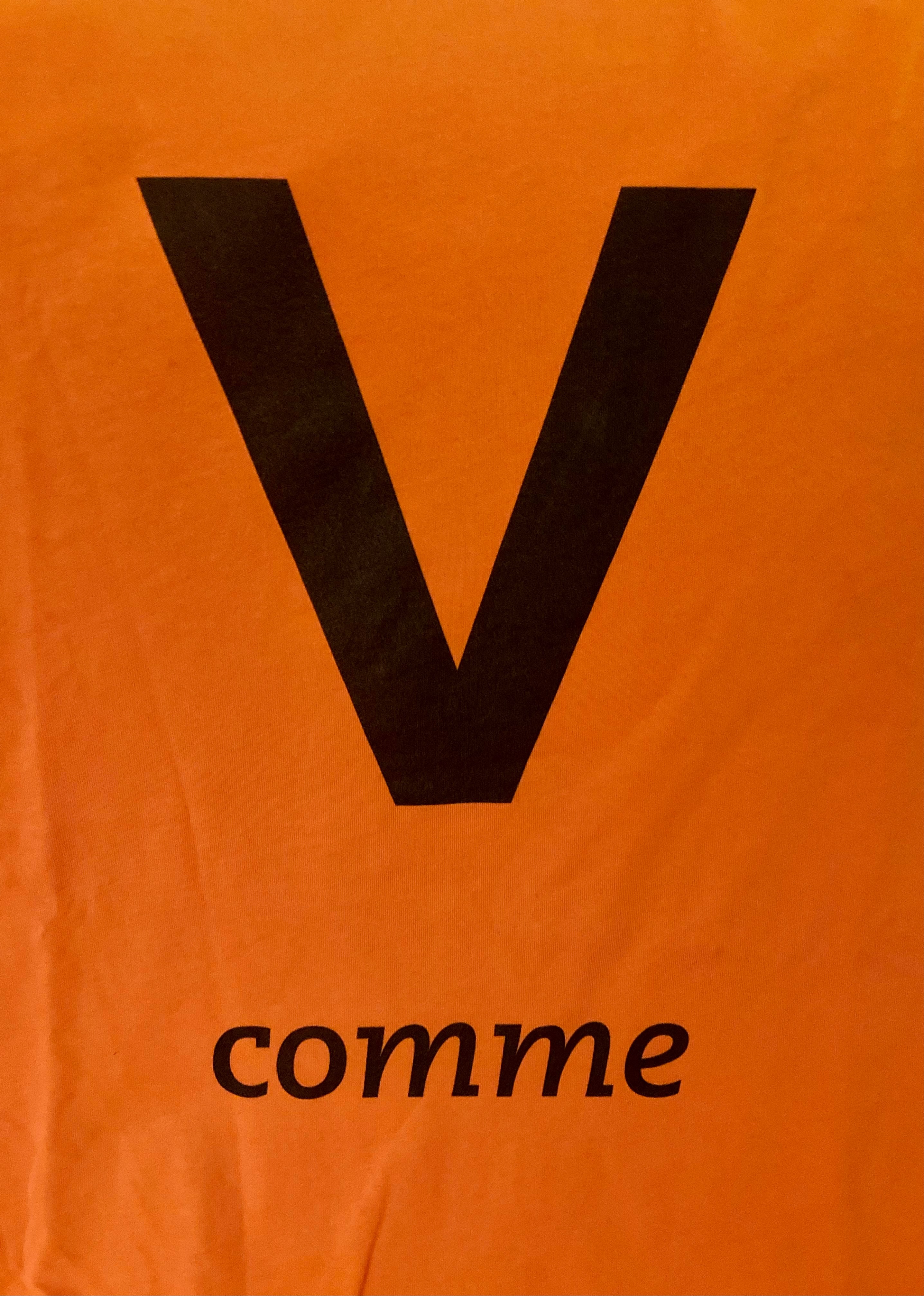 V comme