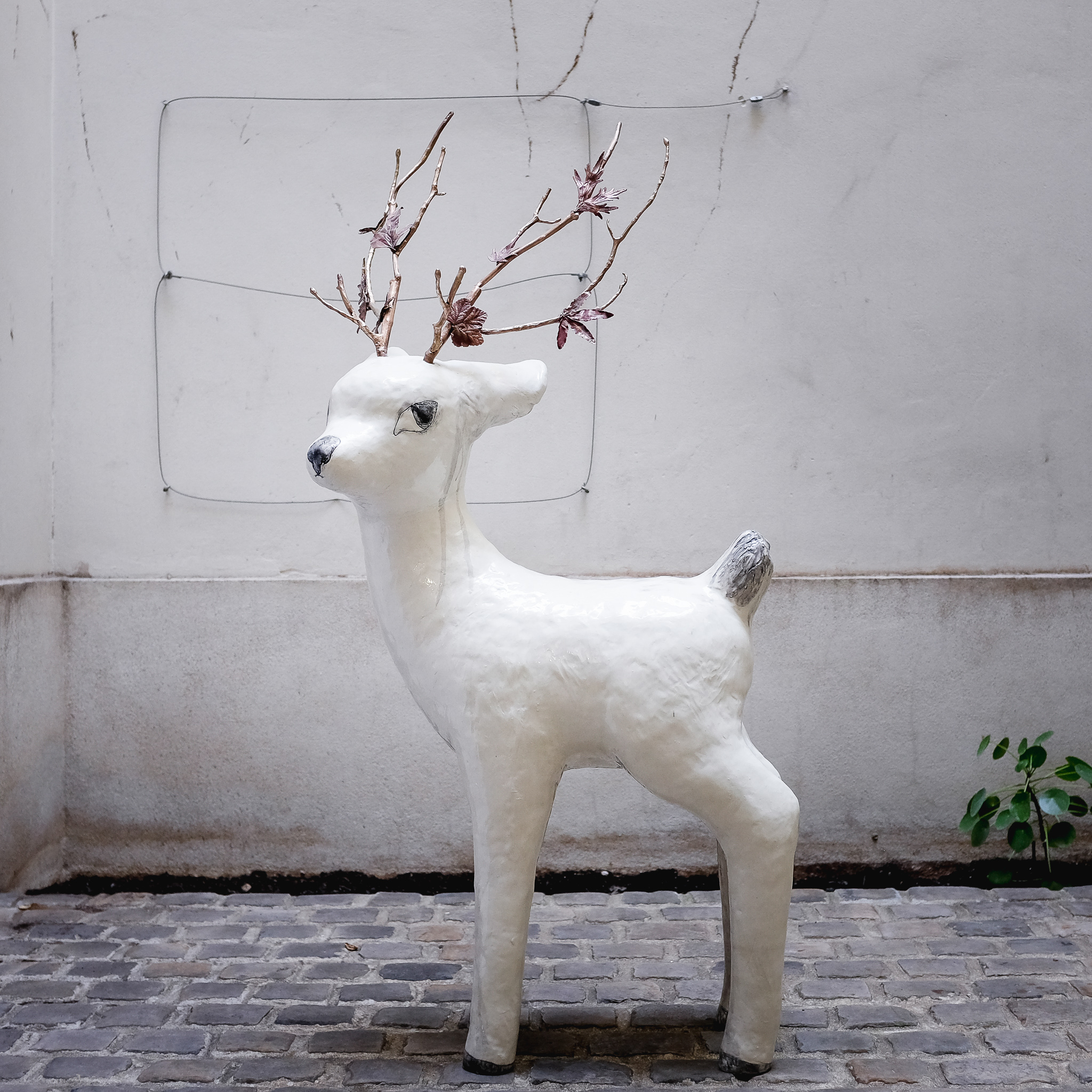 Grand faon aux branches, céramique émaillée, bronze, cuivre 144X70X51 cm