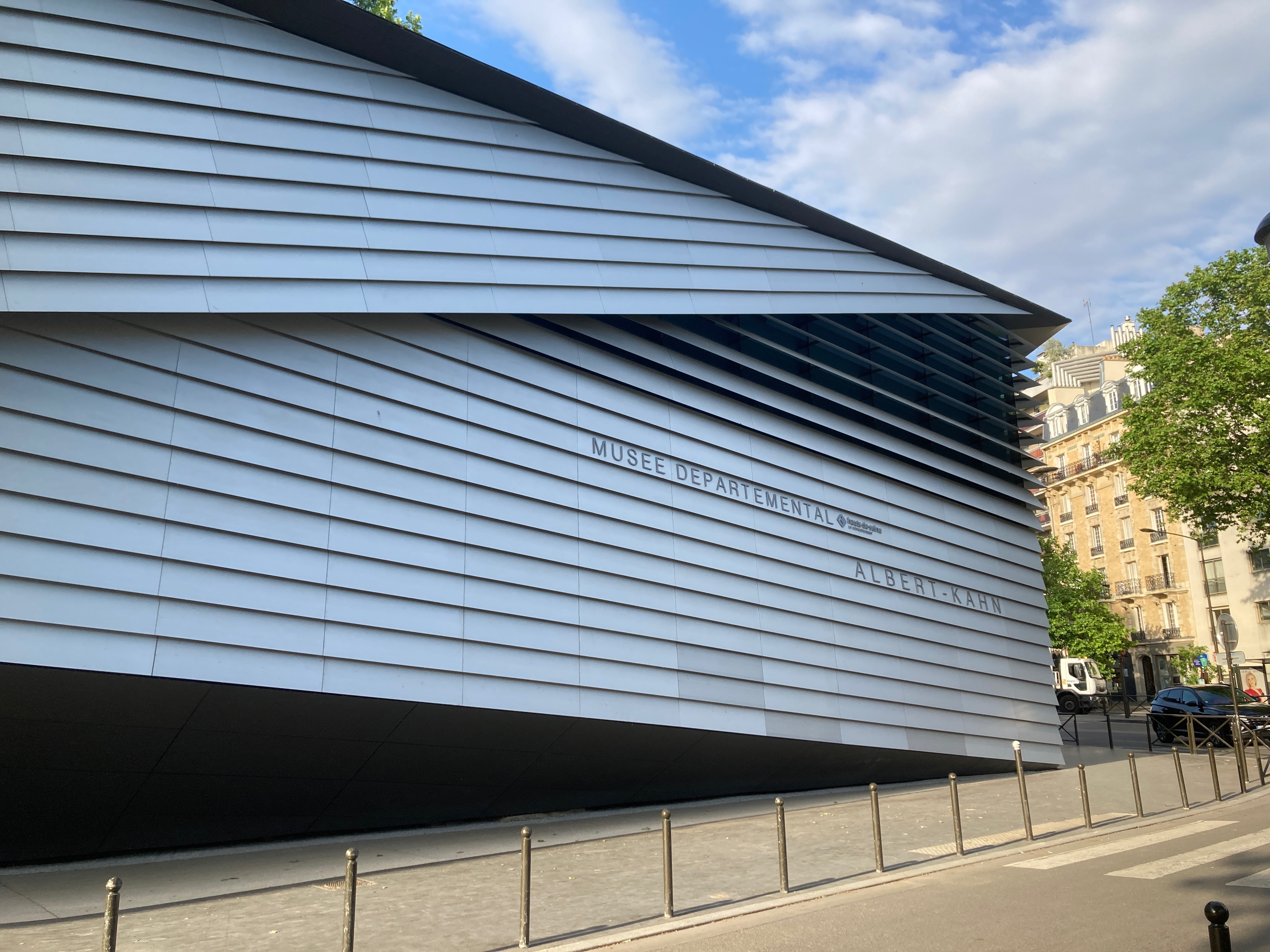 De L'exterieur