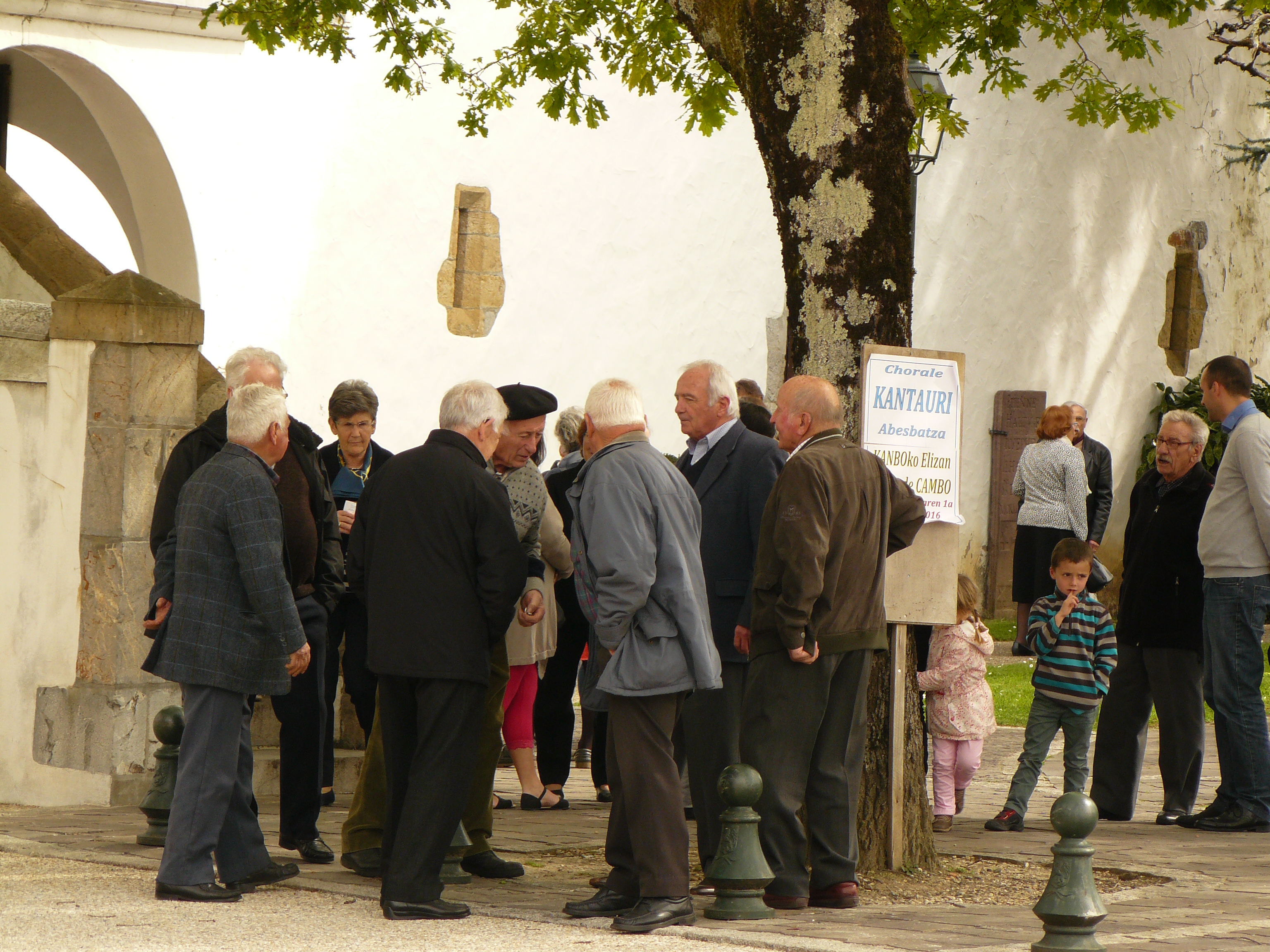 Sortie de messe a Cambo ...