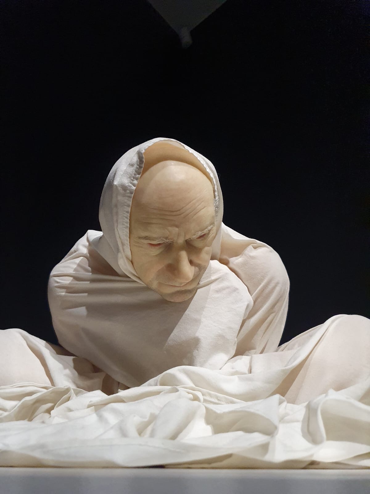 Untitled ( man in a sheet) by Ron Mueck 1997