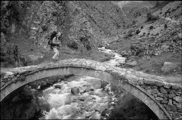Philippe sur un vieux pont ottoman