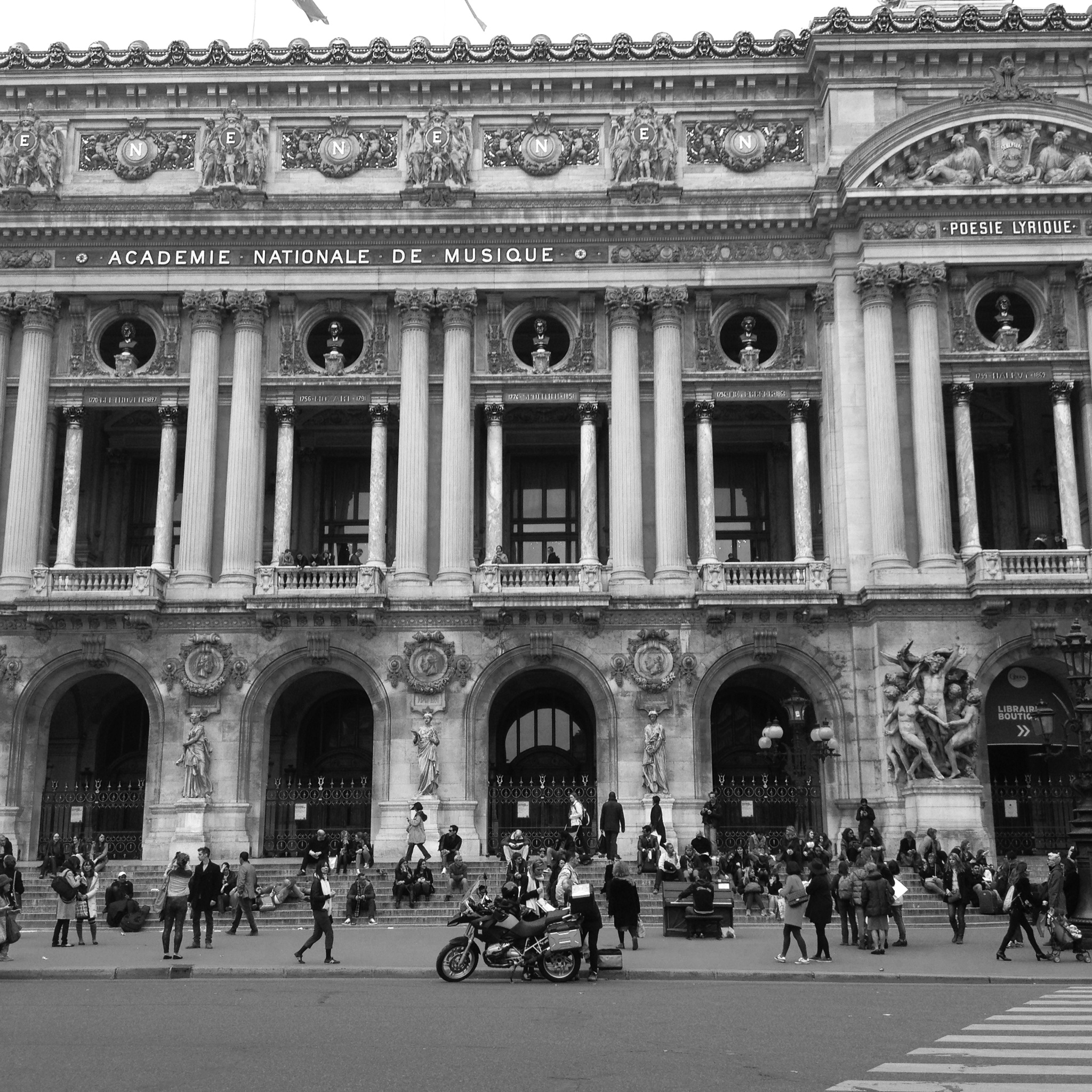 Attendre a l'Opera et chercher le pianiste