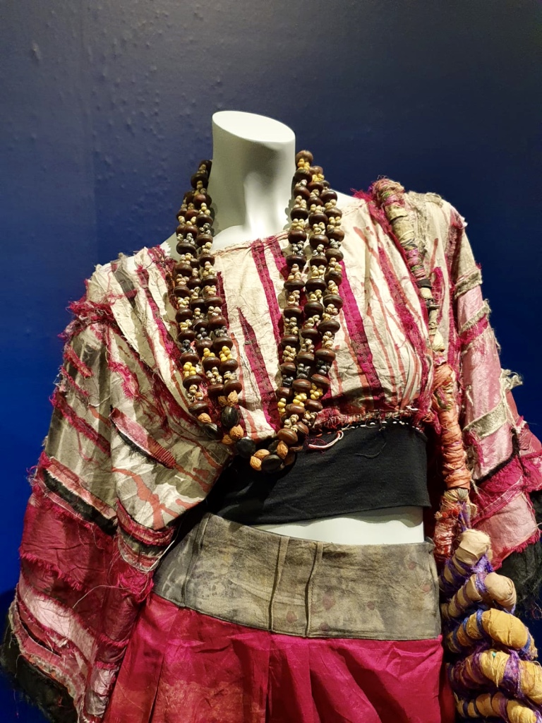 Bernadette Watt robe, Candida Mamarika collier