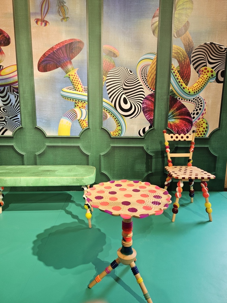 Tables chaises et papier peint