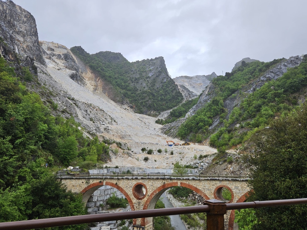 En montant