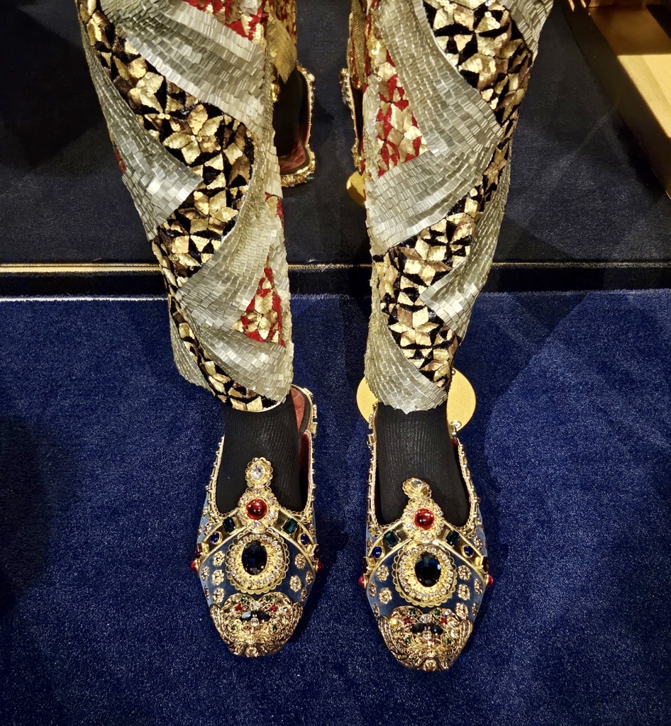 Souliers de velours et de sequins