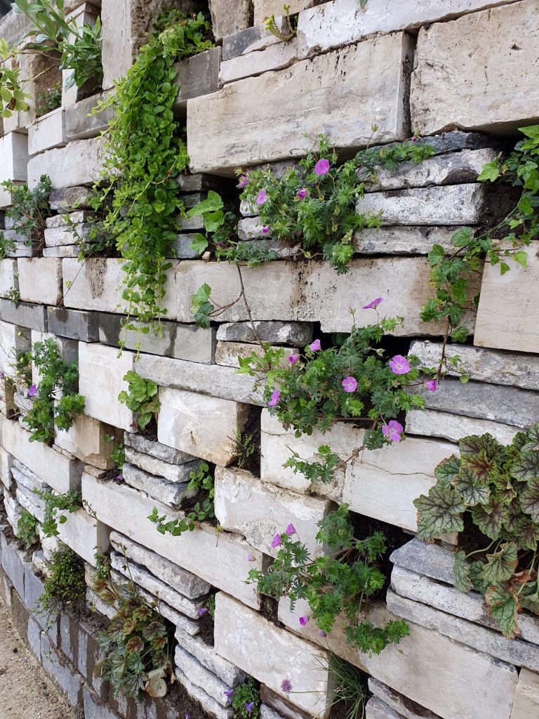 Mur construit en pierre de recupération