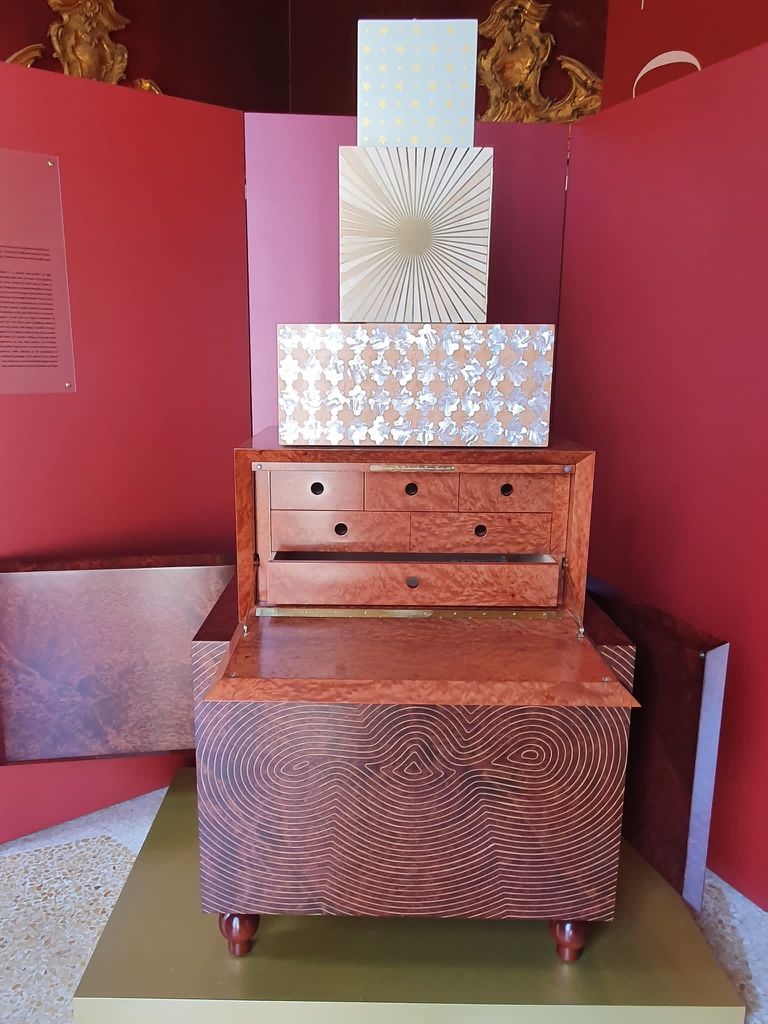 Sur un meuble stylé