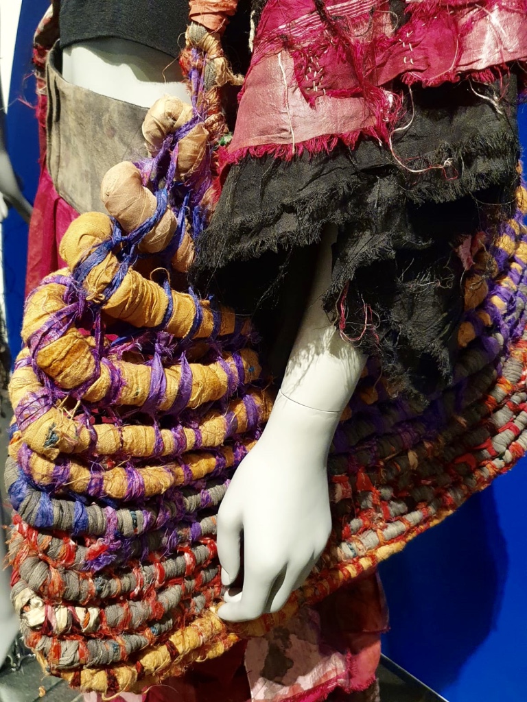 Bernadette Watt robe, panier Sharna Wurramara