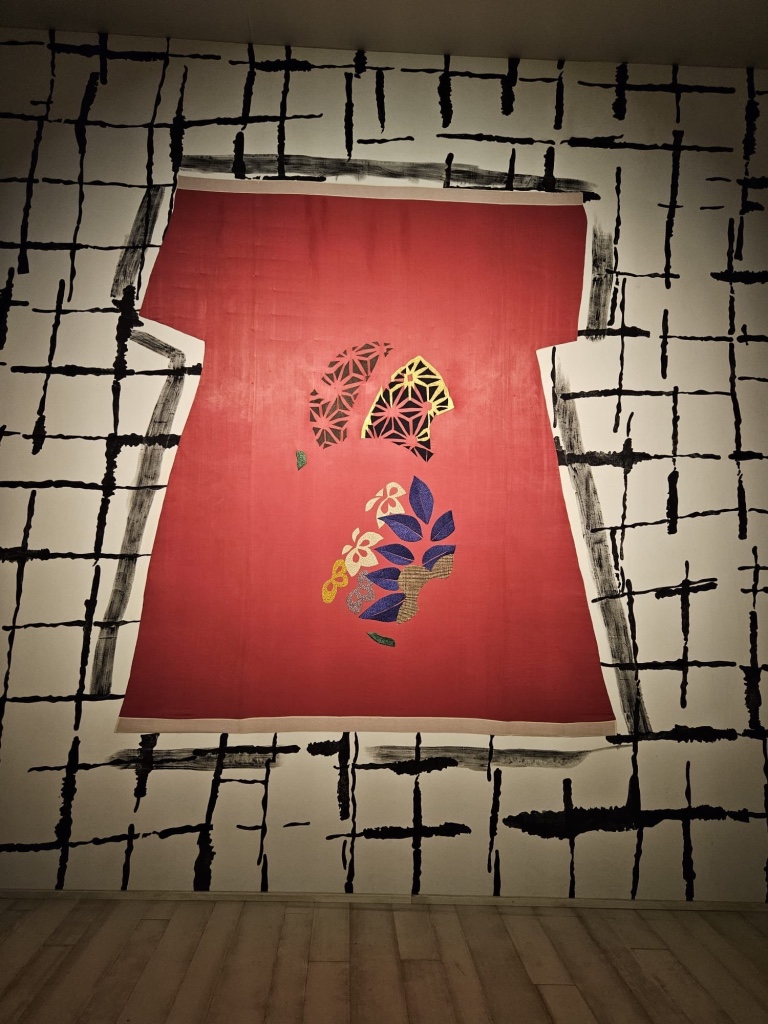 Robe rouge brodée